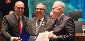 fotos presidente TRE-PE recebendo medalha