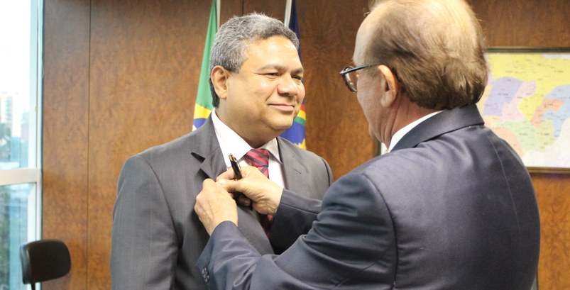 TRE-PE-Posse- Des-Julio-Cezar-III Des. Júlio Cezar recebe boton da Justiça Eleitoral do Presidente José Fernandes.