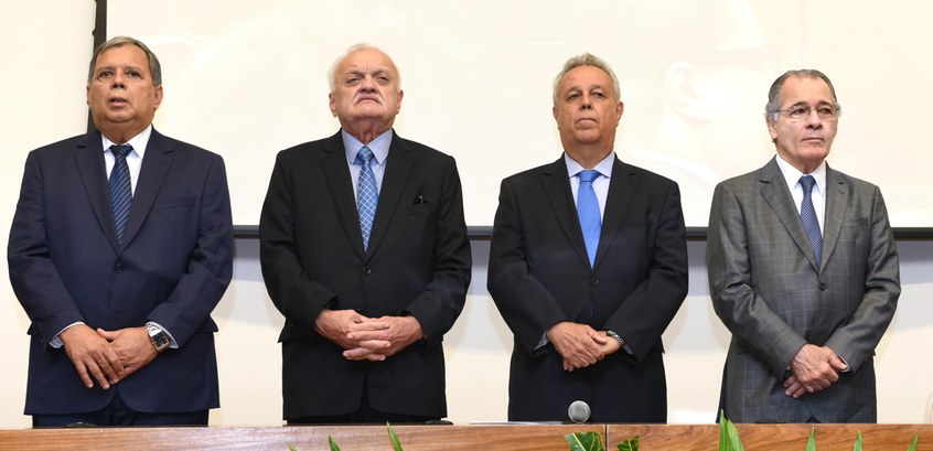 Presidente Antônio Carlos recebe medalha Nilo Coelho no TCE-PE