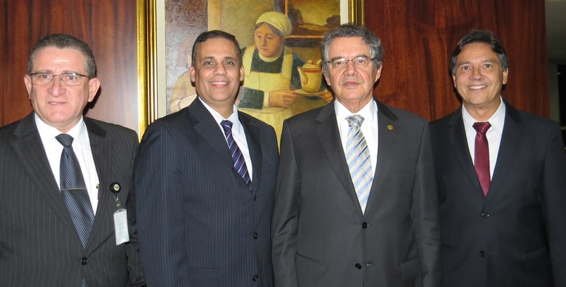 TRE-PE - Presidente do TSE recebe Diretor-Geral do TRE-PE Presidente do TSE, Ministro Marco Aurélio, recebe pedido do Diretor-Geral do TRE-PE, para a real...