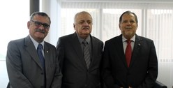 Presidente e vice-presidente do TRE-PE entregam convite de suas posses ao presidente da Alepe