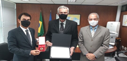 Presidente entrega medalha à advogado