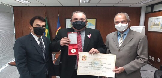  Presidente entrega medalha