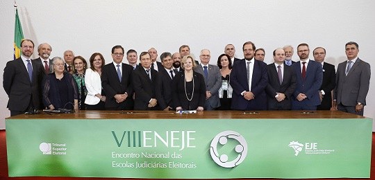 Reunião dos tribunais em Brasília