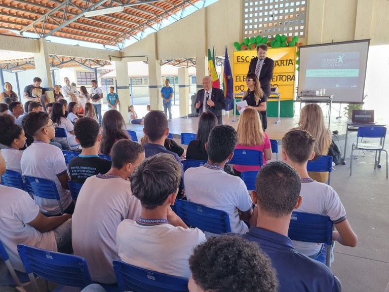 Presidente Adalberto Melo em Programa Eleitor e Eleitora do Futuro é apresentado em EREM de Petr...