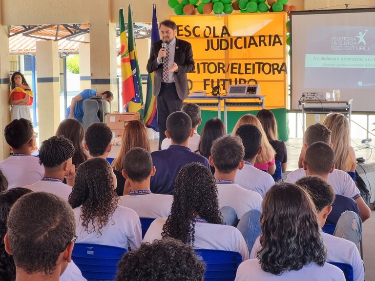 Eduardo Japiassú - TRE-PE Programa Eleitor e Eleitora do Futuro é apresentado em EREM de Petroli...