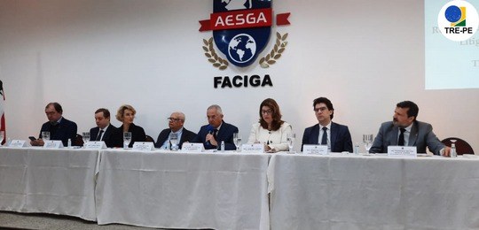 TRE-PE promove 3º encontro de juízes e chefes de cartórios preparatório para as eleições Evento aconteceu em Garanhuns e congregou magistrados/as e servidores/as de 15 municípios