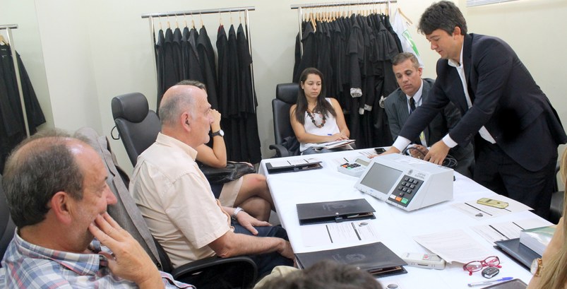 TRE-PE - recebe - professor - espanhol.jpg Professor espanhol visita o Tribunal Regional Eleitoral de Pernambuco
