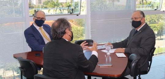 TRE-PE recebimento lista TCE Foto da cerimônia de entrega da lista de gestores com contas desaprovadas pelo TCE-PE