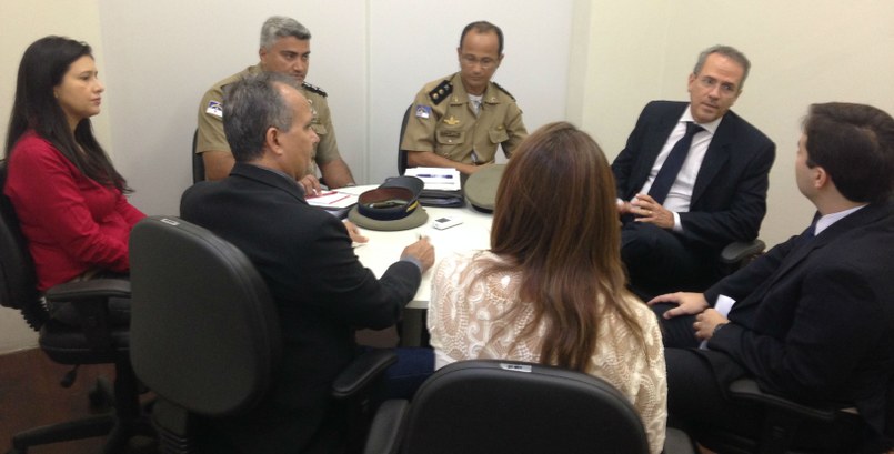 Juiz Alexandre Freire Pimentel se reúne com as forças policiais do estado