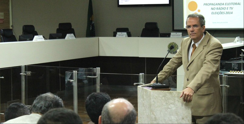 TRE-PE - Reunião plano de mídia - Juiz Alexandre Pimentel Juiz Eleitoral da Propaganda, Dr. Alexandre Pimentel, em reunião para definir o plano de mídia d...