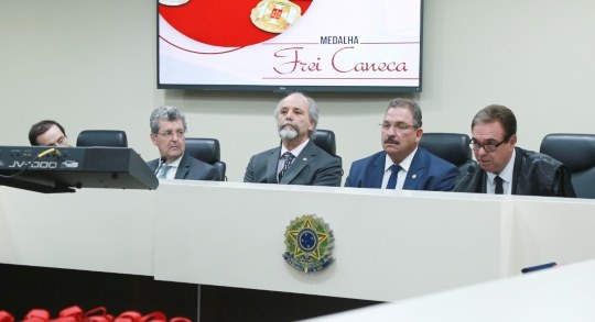 Foto da sessão solene de entrega da medalha Frei Caneca do TRE-PE