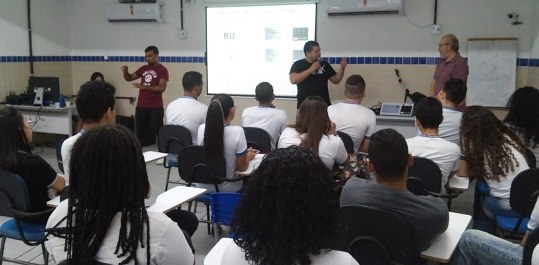 TRE-PE - Simulação de eleição em escola Equipe do tribunal vai até escola e simula como são feitas as eleições com o uso da urna eletrônica