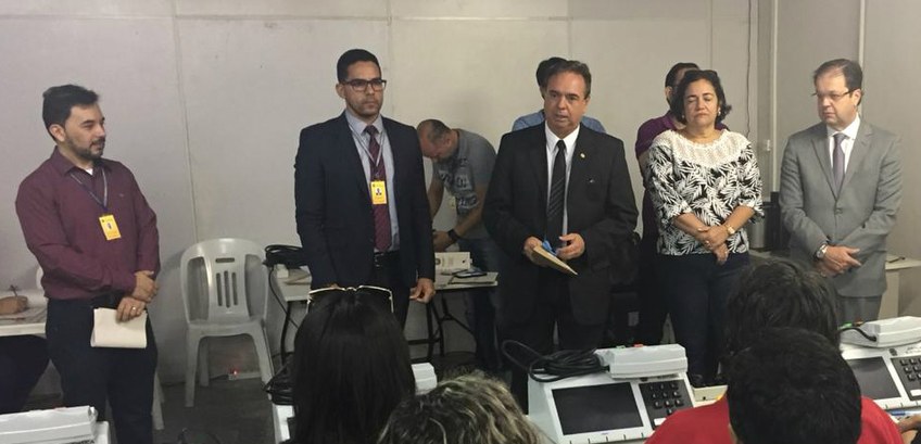 TRE-PE - TRE-PE começa a preparar as urnas do Recife Imagem do QG das urnas em Pernambuco.