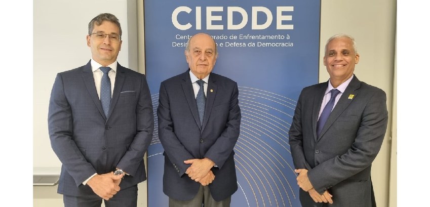 TRE-PE- TSE inaugura Centro Integrado de Combate à Desinformação Vice-presidente do TRE-PE, juiz auxiliar da Corregedoria e diretor-geral participam do ato