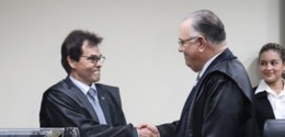 Presidente do TRE-PE, desembargador Frederico Neves, aperta a mão no no corregedor-regional elei...