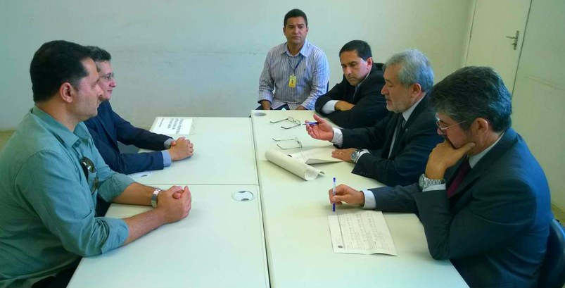 Vice-presidente Fausto Campos com representantes da prefeitura de Garanhuns, agradecendo o apoio...