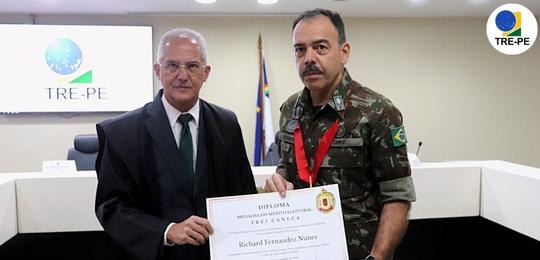 O general do Exército Richard Fernandez Nunes recebeu a Medalha do Mérito Frei Caneca por seus s...