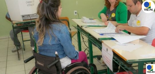 Eleitores com deficiência ou mobilidade reduzida podem pedir transferência para votar em seções com melhor acessibilidade Prazo para solicitação começa dia 18. As seções especiais serão designadas pelo cartório eleitoral