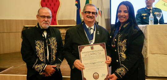 Presidente do TRE-PE recebe medalha Abrasci