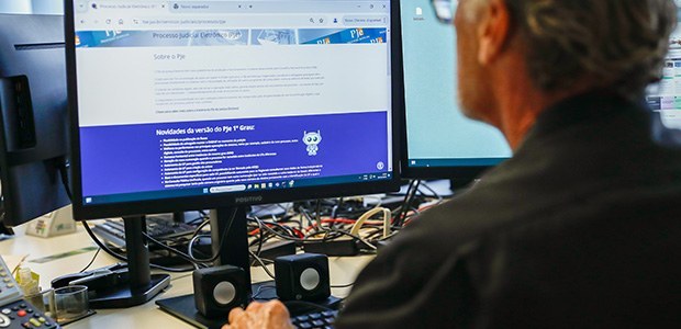 Saiba como tramitam as ações nos juízos e nos tribunais eleitorais No TSE, os processos são 100% digitais e tramitam pelo PJe