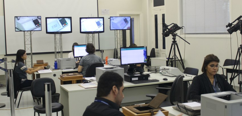 TRE-PE - Auditoria de votação da Urna Eletrônica acontece sem intercorrências Imagem da auditoria da votação eletrônica em Recife.