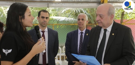 TRE-PE - Eleitora e Eleitor do Futuro: edição focada nas Eleições 2024 atende 500 estudantes da ...