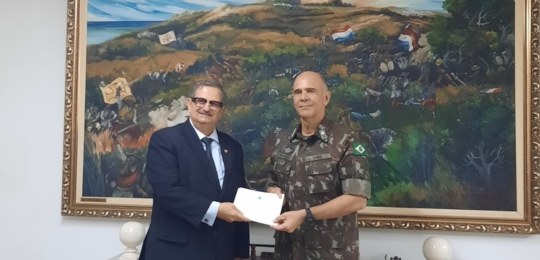 TRE-PE entrega de convite de posse para o comandante