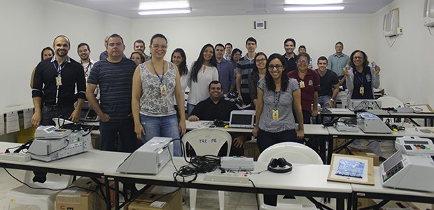 TRE-PE - PREPARAÇÃO DAS URNAS ELETRÔNICAS -BELO JARDIM Preparação das urnas eletrônicas para as Eleições Suplementares de Belo Jardim