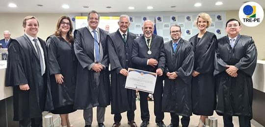 TRE-PE realiza a entrega das Medalhas do Mérito do Servidor e da Servidora Eleitoral Evento homenageou servidores da sede e de cartórios eleitorais