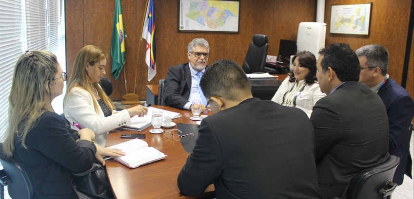 TRE-PE: REUNIÃO COM REPRESENTANTES DOS CORREIOS Presidente do TRE se reúne com representantes dos Correios para tratar sobre possível prestação ...