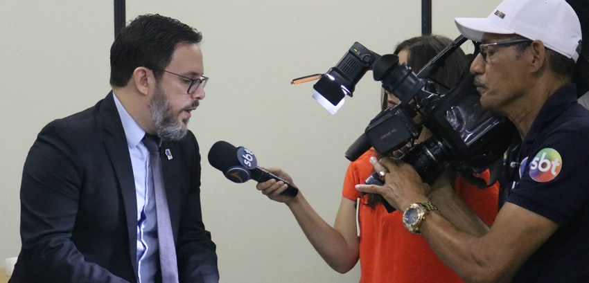 TRE-PE - Servidor da STIC do TRE-PE concede entrevista sobre a segurança das urnas Imagem com o servidor da STIC do TRE-PE George Maciel concedendo entrevistas sobre a segurança d...