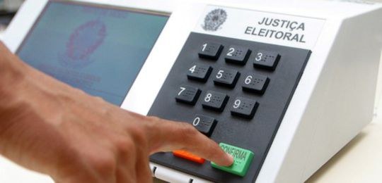 imagem de um eleitor votando na urna eletrônica