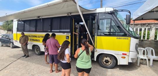 Unidade Móvel do TRE-PE atende ao público no Ceasa Unidade Móvel do TRE-PE atende ao público no Ceasa